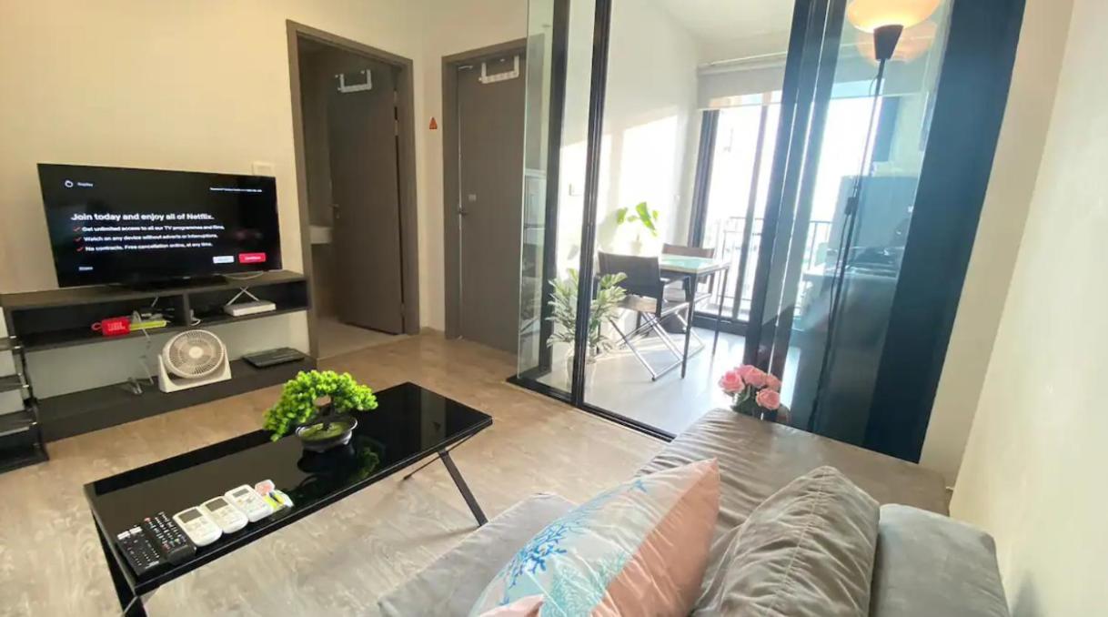 Apartemen The Base Quiet King-bed With Infinity Pool & Free Netflix!